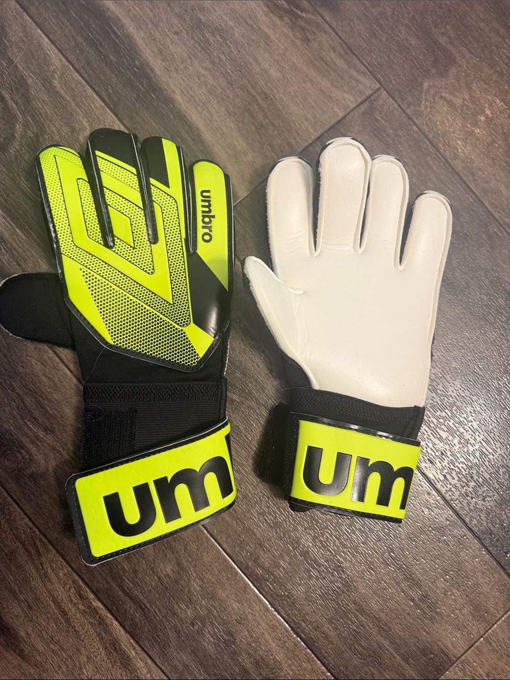 Umbro Neon Yellow and Black Goalkeeper Gloves with White Palm